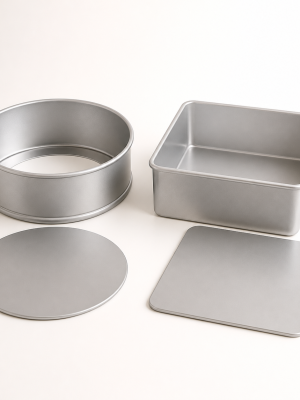 Round and square metal baking pans with removable loose bases