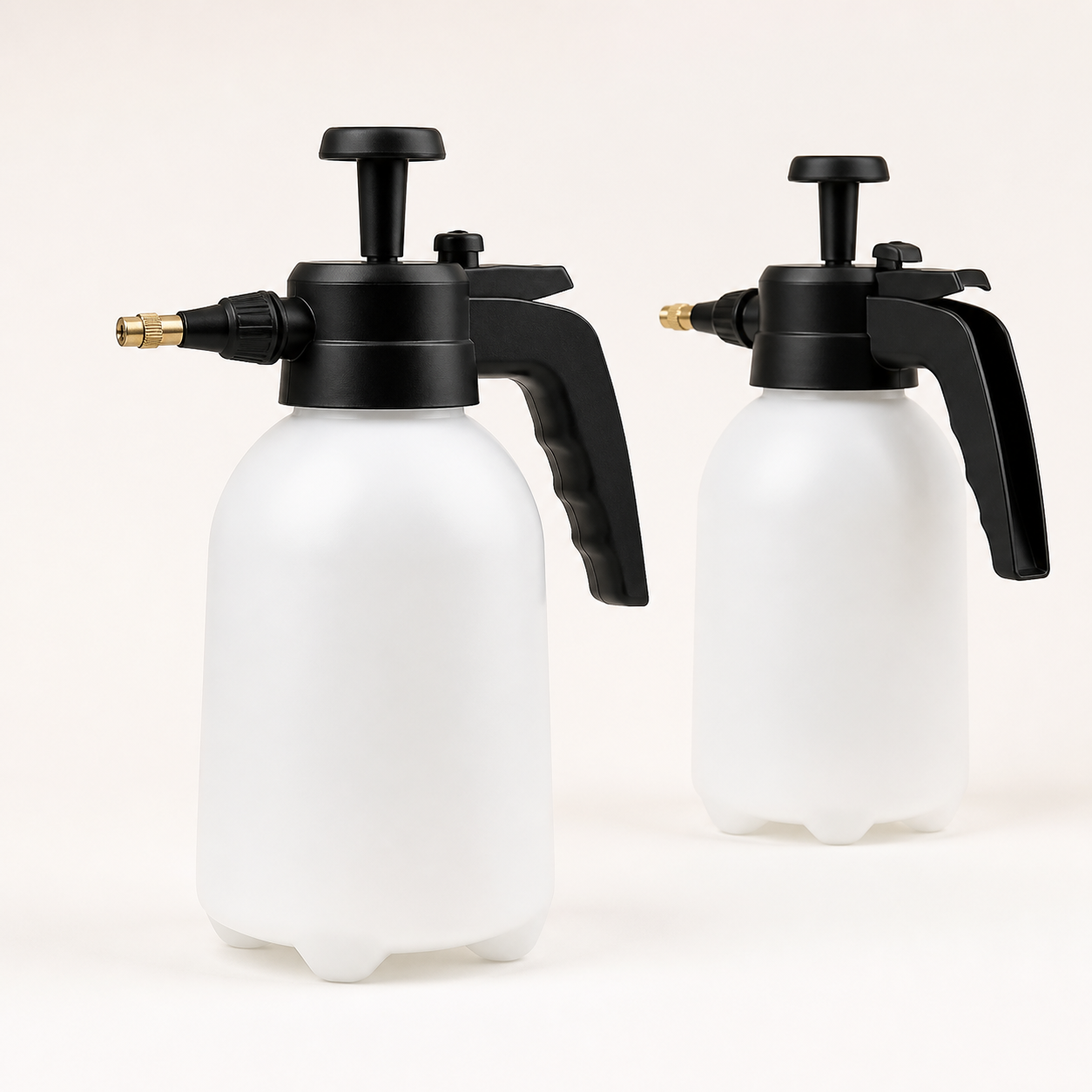 One-litre pump pressure sprayer bottles with adjustable nozzles